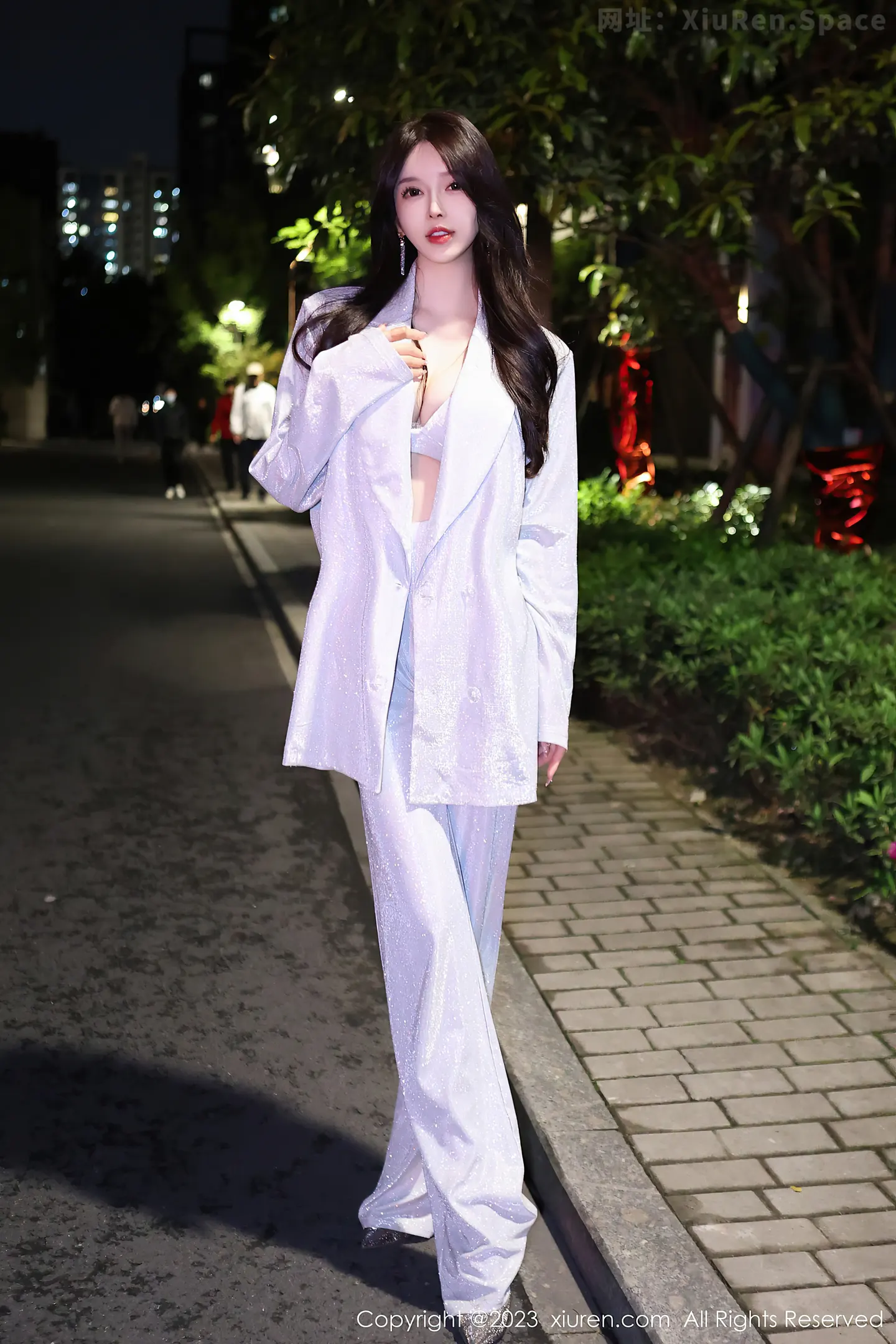 图片[4]-[XiuRen秀人网]2023.04.20 VOL.6605 玉兔miki 银色西服与内衣加灰丝美腿性感私房写真集-秀人网官方网站